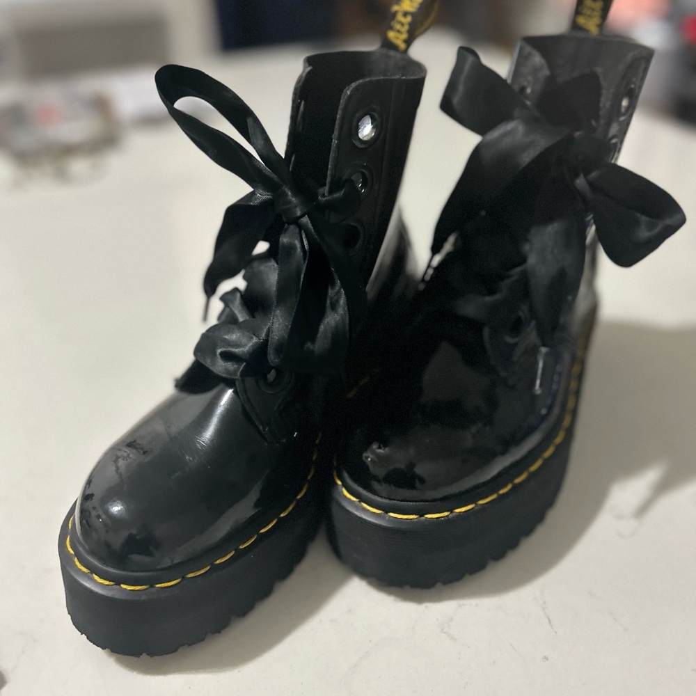 DOC MARTEN “MOLLY”PATENT LEATHER PLATFORM WITH RIBBON LACES 
SIZE US 6/EUR 37